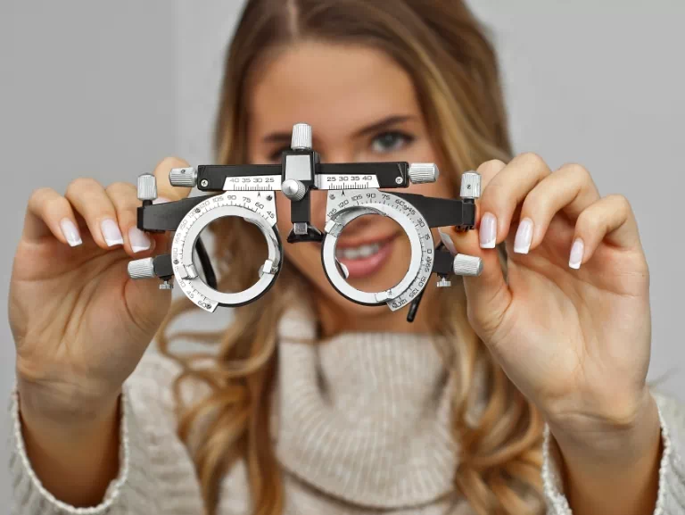 kobieta trzymająca okulary do badań